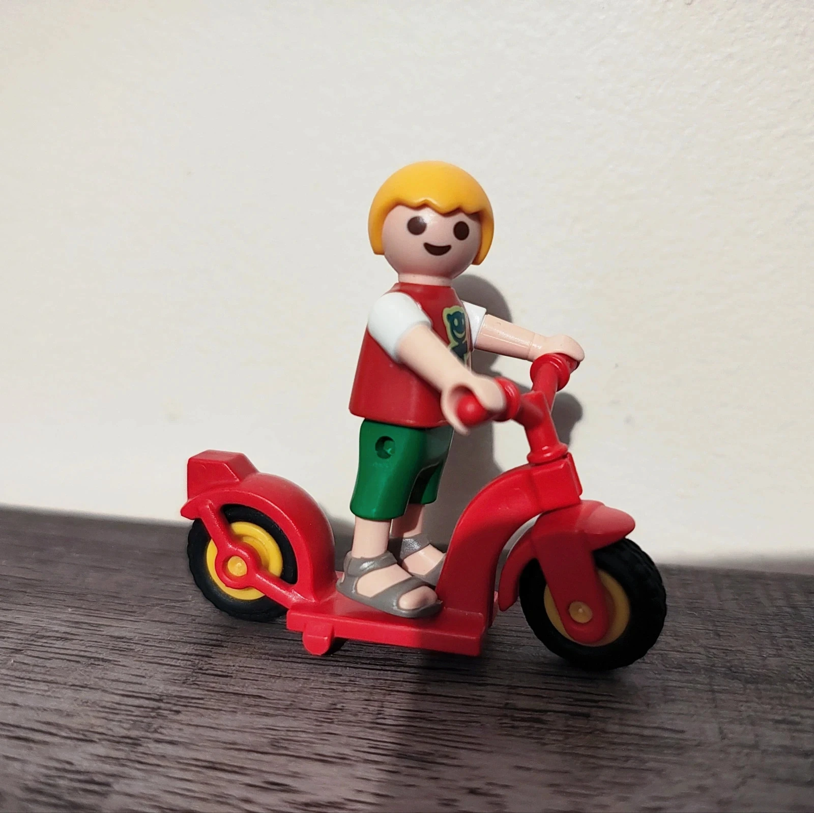 Lot playmobil enfant garçon + trotinette